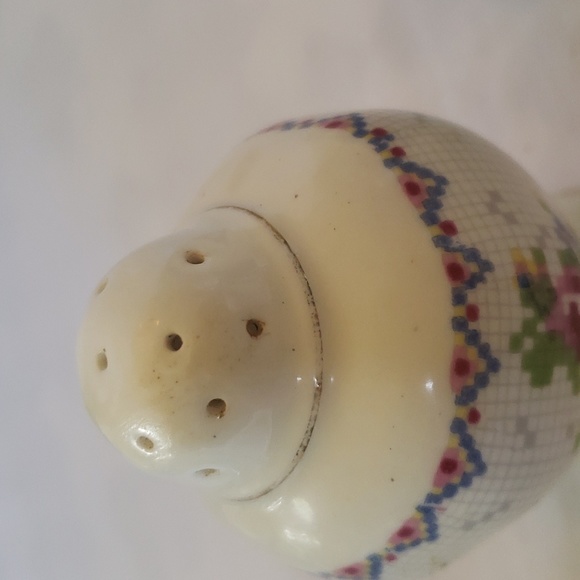 ROYAL ALBERT BONE CHINA PETIT POINT SALT AND PEPPER. VINTAGE Grandma Core - Picture 7 of 11